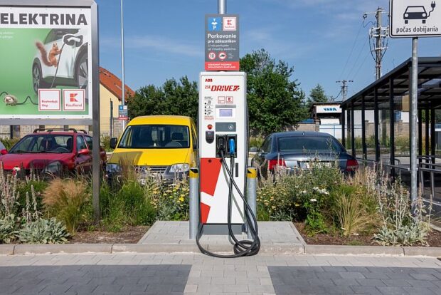 Každá predajňa Kauflandu bude mať do konca roka 2024 nabíjaciu stanicu pre elektromobily